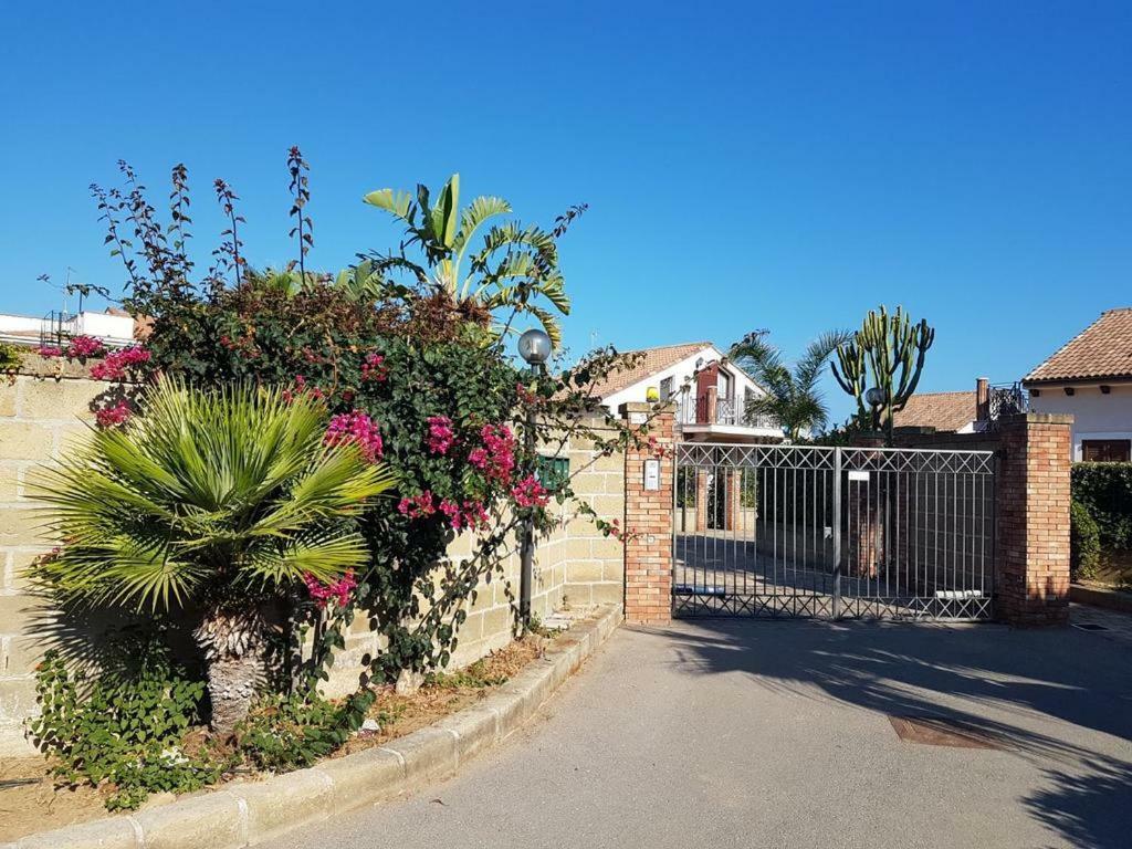 Vila Mansarda Camelie Via Dei Normanni, 45 Campofelice Di Roccella Exteriér fotografie